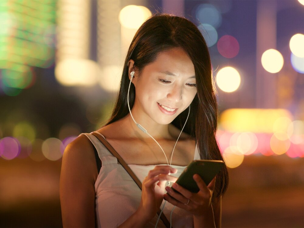 Słuchawki dokanałowe MOTOROLA Earbuds 3C-S
                kobieta w słuchawkach lekka konstrukcja solidne wykonanie do pracy podróży pewne dopasowanie