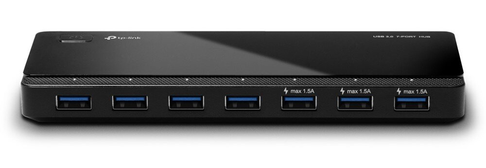 Hub TP-LINK UH700 Widok od przodu na czarny rozdzielacz z siedmioma niebieskimi portami USB, z których trzy po prawej stronie mają oznaczenie 'max 1.5A'