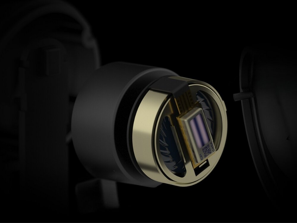 Słuchawki dokanałowe CREATIVE Aurvana Ace SXFI 6 mikrofonów MEMS w słuchawkach Creative, przekrój słuchawki na czarnym tle