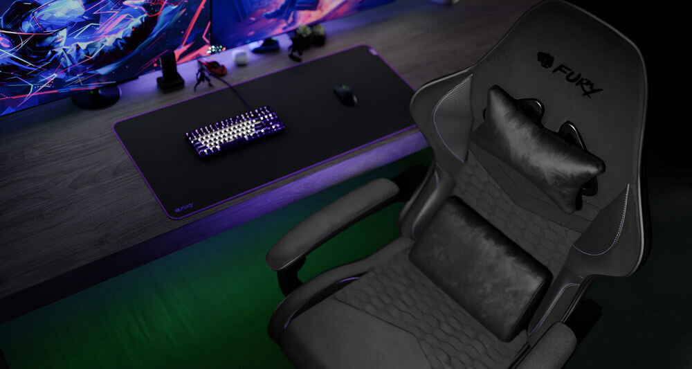 Fotel FURY Shinai S4 Czarny prezentacja fotela od góry w ciemnym pokoju gamingowym przy biurku element arsenału solidny filar zestawu