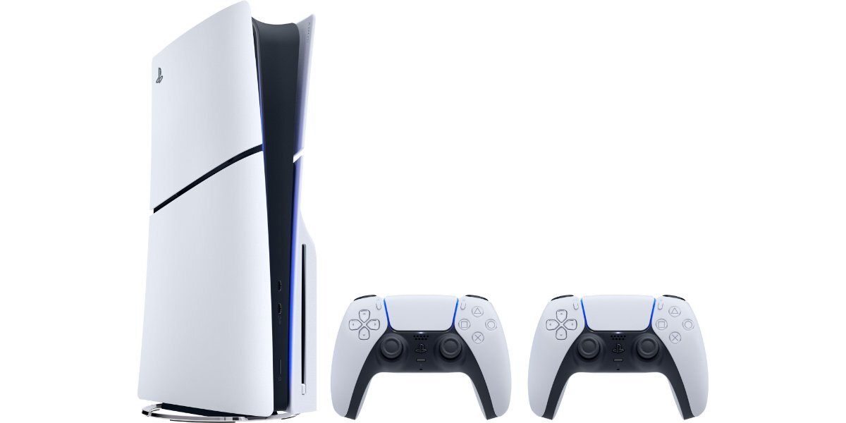 Playstation 5 Slim i 2 pady na białym tle.