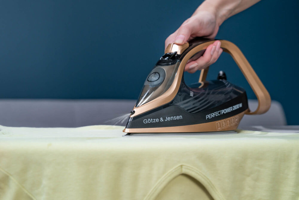 Żelazko GÖTZE & JENSEN IG701 PowerSteam z systemem Perfect Temperature do prasowania bez przypaleń