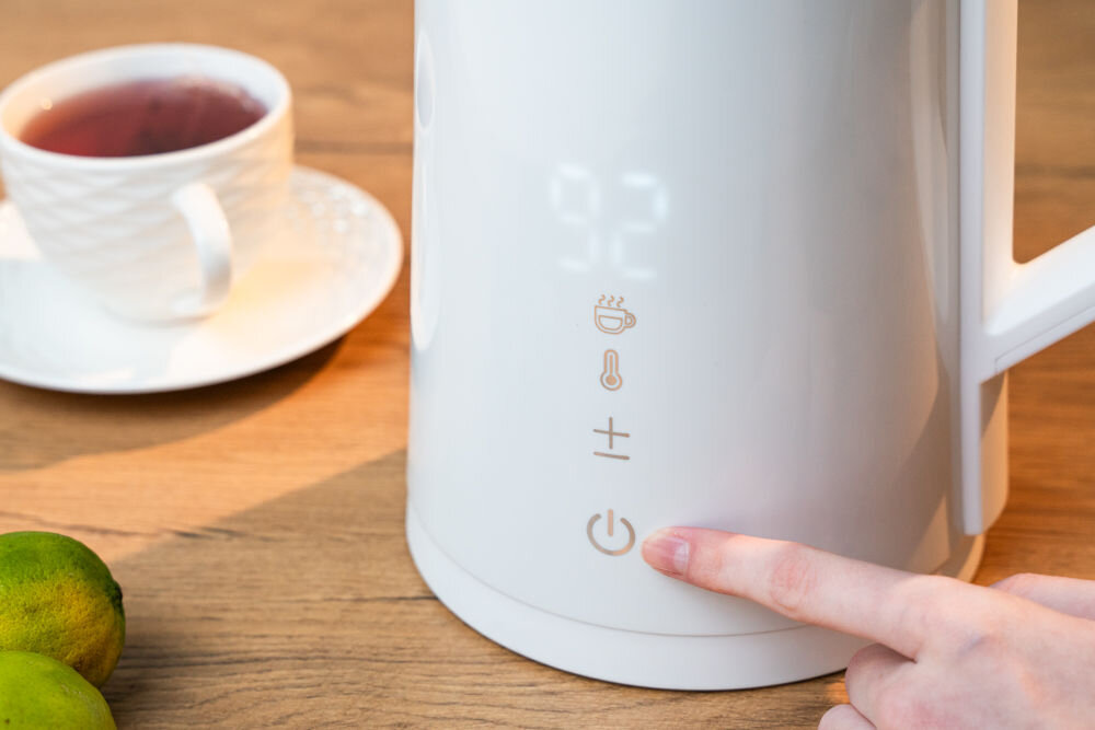 Czajnik GÖTZE&JENSEN KT975W by Setti+ zbliżenie na wyświetlacz widoczna temperatura ustawianie temperatury wody