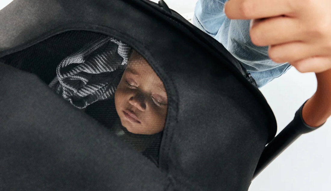 Wózek dziecięcy LIONELO Julie One Black Gold Czarno-złoty Otwierany panel wentylacyjny cyrkulacja powietrza kontrola