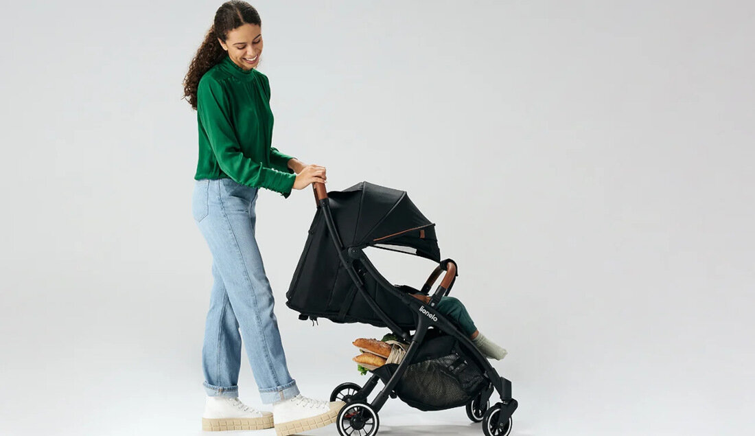 Wózek dziecięcy LIONELO Julie One Black Gold Czarno-złoty Stylowy wygląd design prezentacja wykonanie eko-skóra elegancki stylowy trwały łatwe czyszczenie