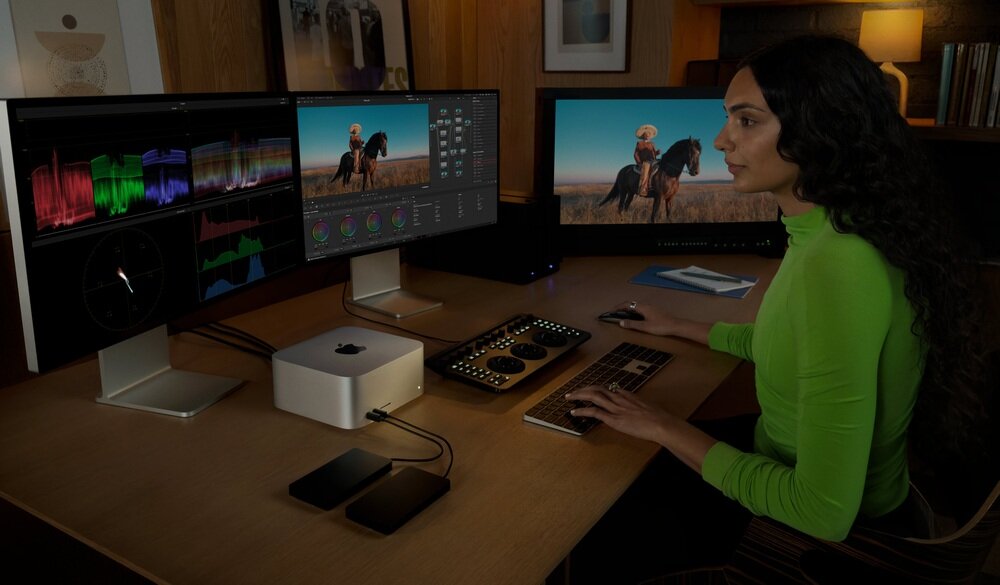 Mac Studio podczas pracy w biurze z 3 monitorami