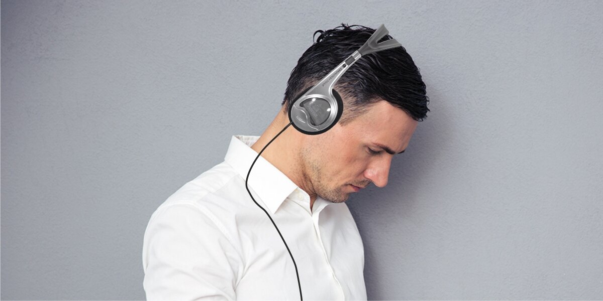 Słuchawki nauszne HAMA HK-229 Srebrny Mężczyzna w białej koszuli korzystający ze srebrnych słuchawek nagłownych Hama na szarym tle.