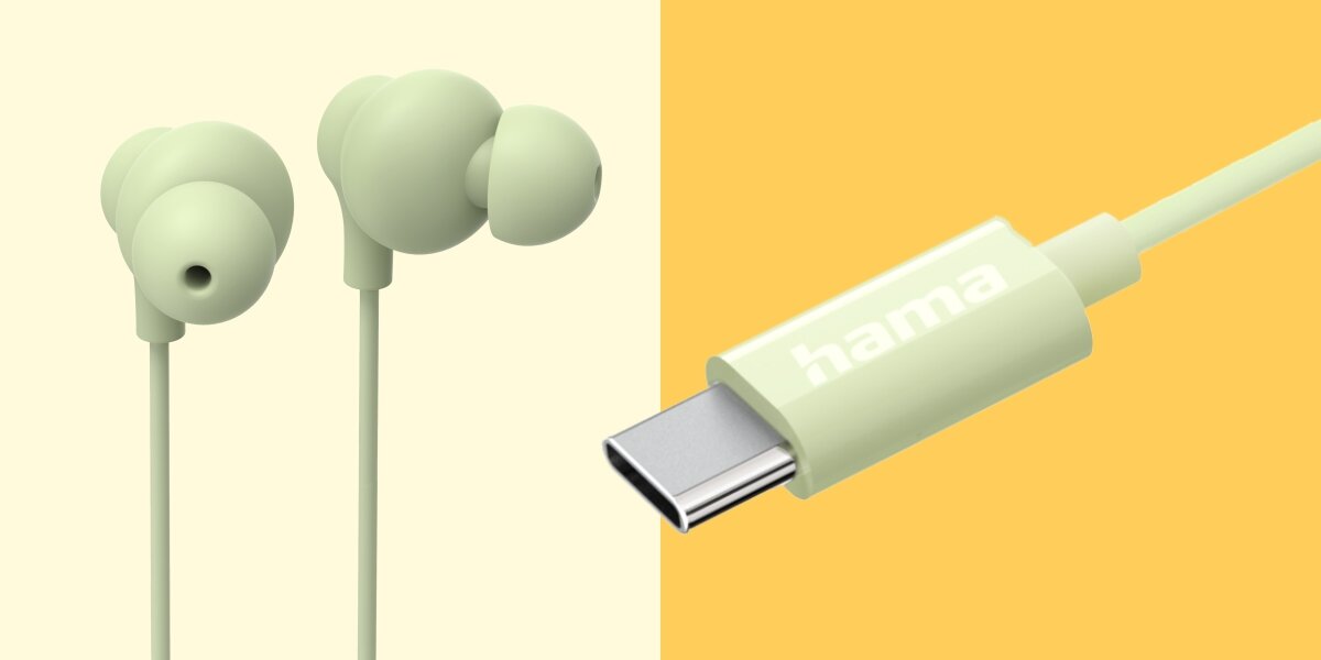 Słuchawki dokanałowe HAMA Curly Zielony Miętowe słuchawki douszne Hama z bliska pokazujące wtyk USB-C z logo marki na żółto-kremowym tle.