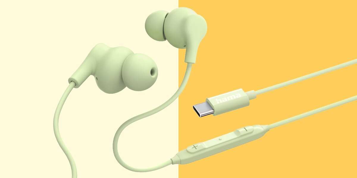 Słuchawki dokanałowe HAMA Curly Zielony Słuchawki douszne USB-C marki Hama w kolorze miętowym z widocznym pilotem sterowania głośnością na przewodzie.
