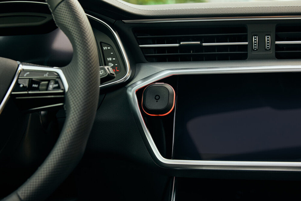 Tom by TOMTOM funkcje asystent powiadomienia drogowe komfort, komunikator zamontowany w aucie