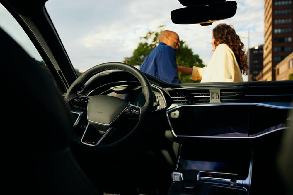 Tom by TOMTOM aplikacja bezpłatna społeczność kierowców aktualizacje, osoby rozmawiające przed samochodem