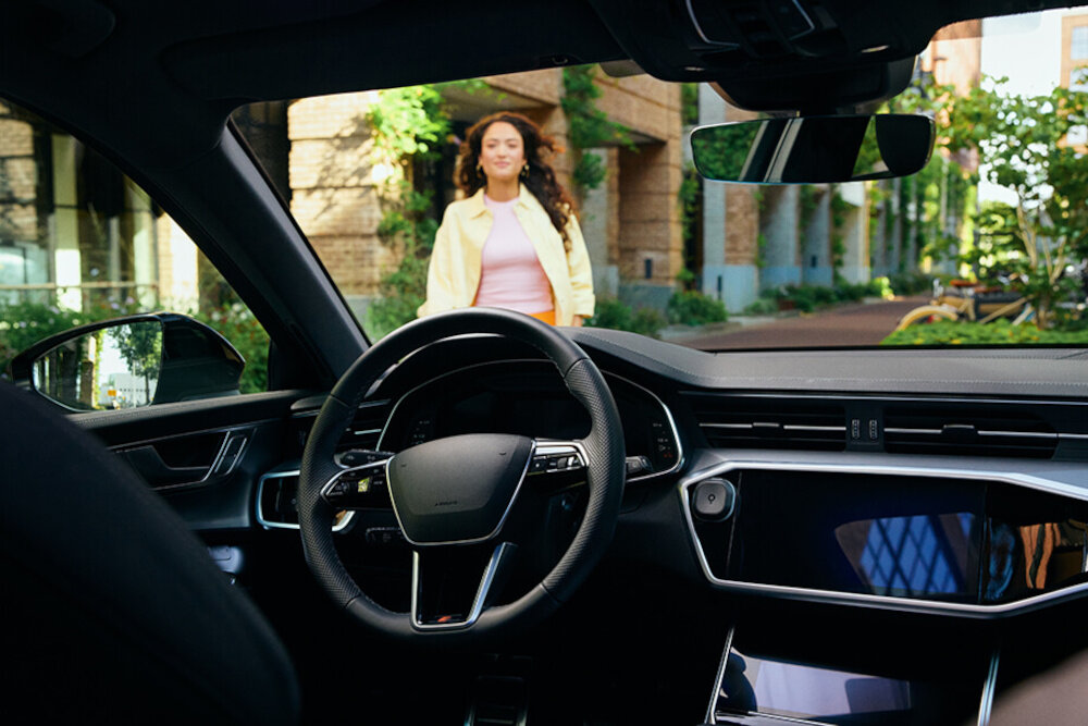 Tom by TOMTOM bateria czas pracy ładowanie USB-C USB-A, osoba idąca do samochodu