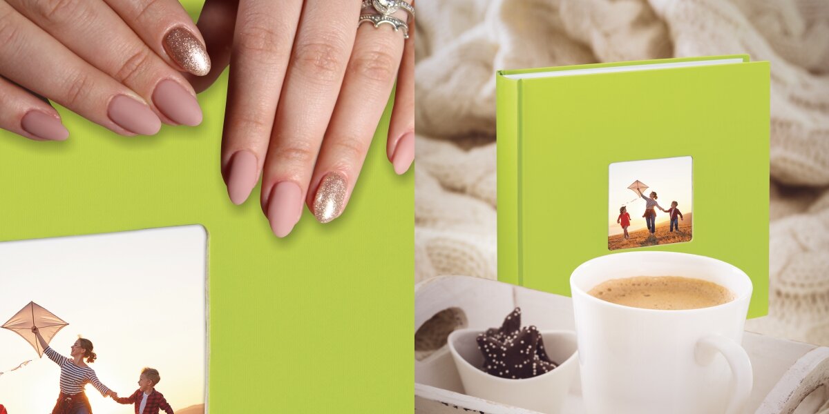 Album HAMA Fine Art Jumbo Białe kartki Zielony (100 stron) Zbliżenie na fakturę limonkowego albumu pod dłońmi z manicure oraz album w aranżacji przytulnej z filiżanką kawy i ciastkiem.