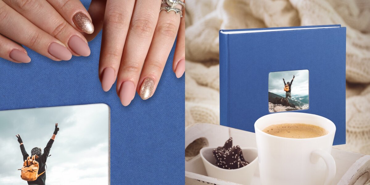 Niebieski album fotograficzny Hama w przytulnej aranżacji z kawą oraz zbliżenie na dłonie trzymające okładkę z personalizowanym zdjęciem.