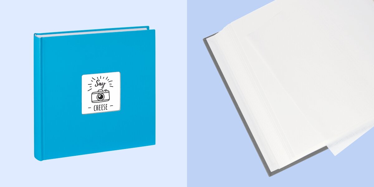 Album HAMA Fine Art Jumbo Białe kartki Błękitny (100 stron) Błękitny album na zdjęcia z okładką typu ramka oraz widok pustych białych kart z pergaminowymi przekładkami chroniącymi fotografie.