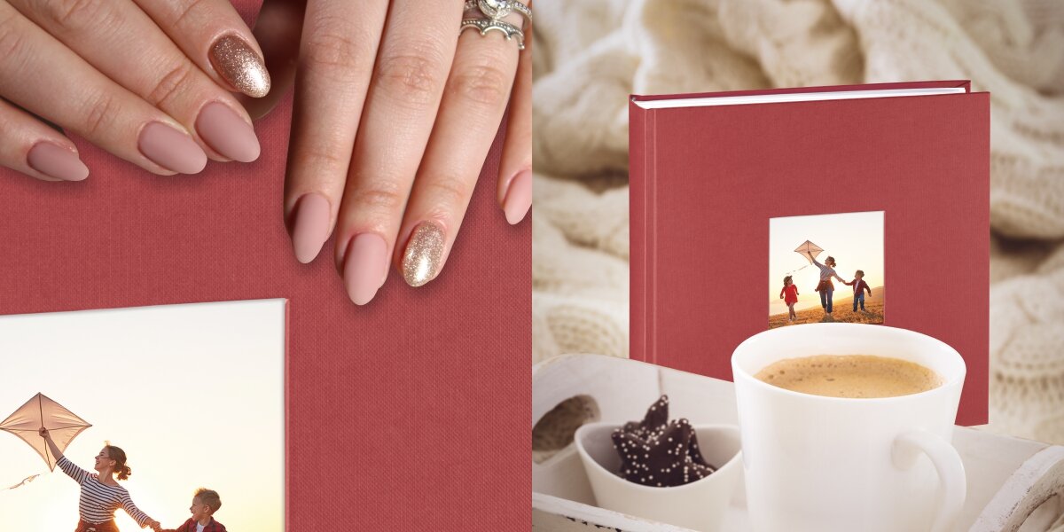 Album HAMA Fine Art Jumbo Białe kartki Bordowy (100 stron) Zbliżenie na fakturę bordowego albumu pod dłońmi z manicure oraz album w aranżacji przytulnej z filiżanką kawy i ciastkiem.