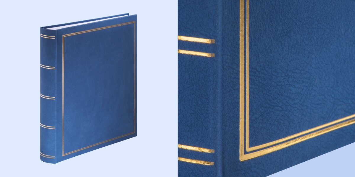 Album HAMA London Super Jumbo Białe Kartki Niebieski (80 stron) Widok na grzbiet i okładkę albumu fotograficznego z bliska, prezentujący złotą ramkę oraz tłoczenia na ciemnej, fakturowanej oprawie.