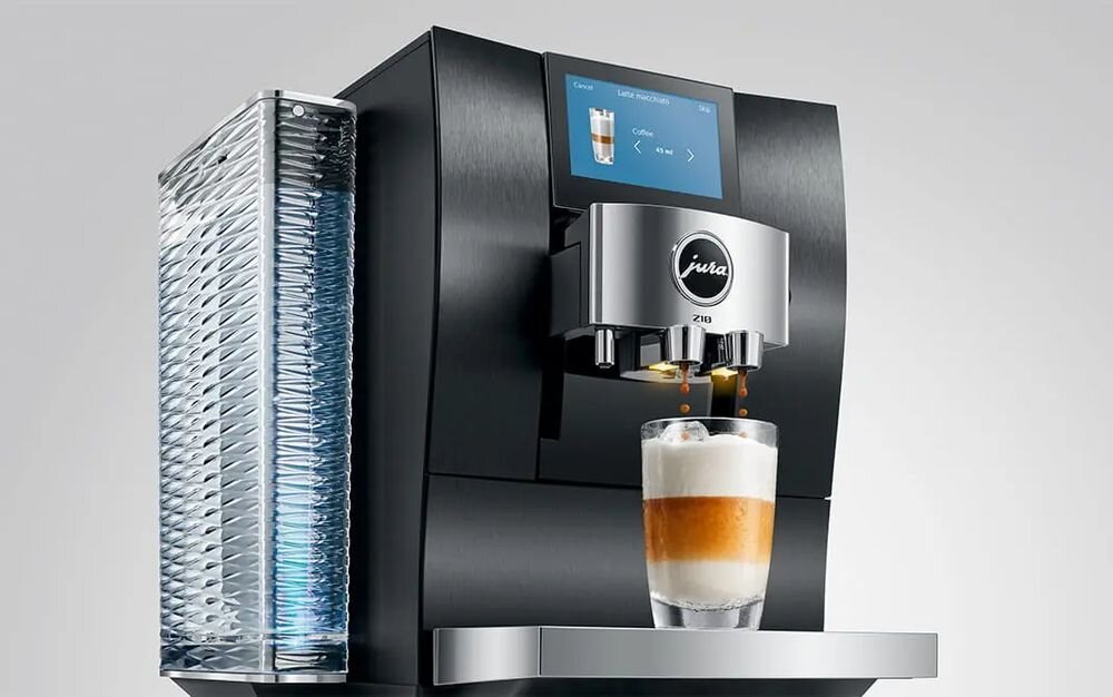 Ekspres Jura Z10 podczas przygotowywania warstwowej kawy mrożonej typu latte w szklance