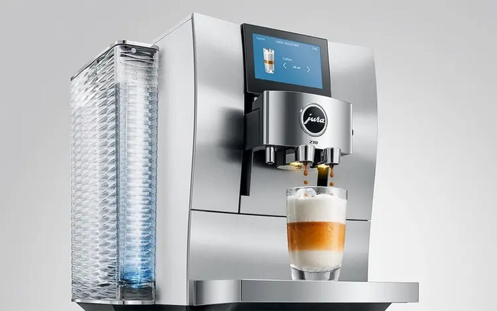 Ekspres Jura Z10 podczas przygotowywania warstwowej kawy mrożonej typu latte w szklance