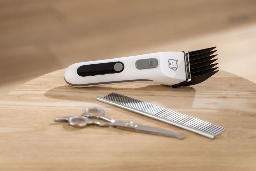 Trymer do strzyżenia zwierząt BEURER Fluffy trymer grzebień i nożyczki na drewnianym blacie