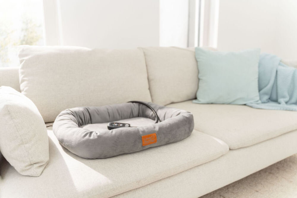 Legowisko uniwersalne BEURER Kira Szary 58 x 50 cm puste legowisko leżące na jasnej kanapie