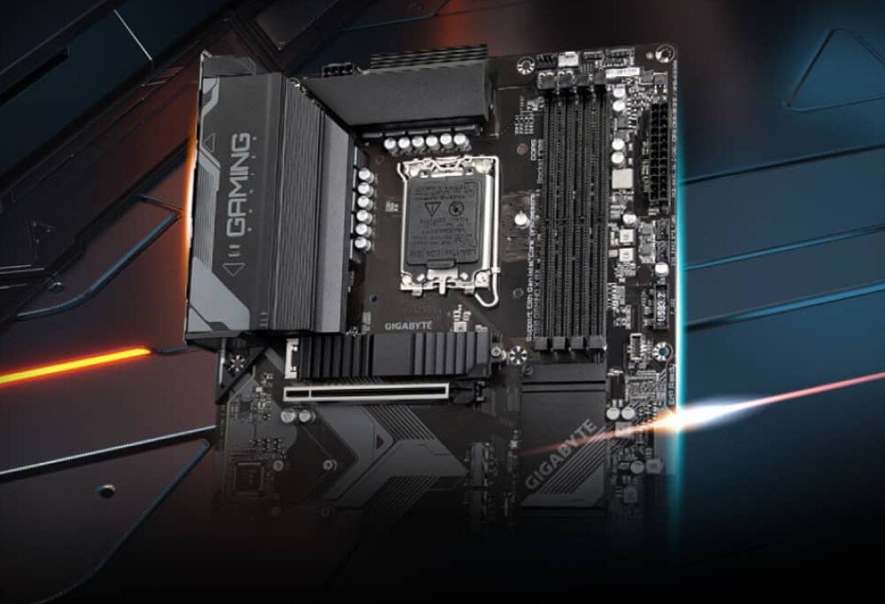 Komputer MAD DOG Powered By Gigabyte AORUS301-I21DR64 Płyta główna w ciemnej kolorystyce z dużym radiatorem z napisem 'Gaming', widocznym gniazdem procesora, czterema slotami pamięci RAM i złączami PCIe umieszczona na tle z elementami świetlnymi