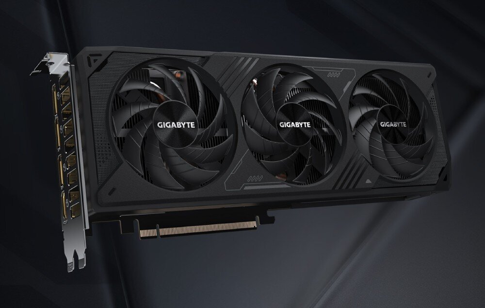 Komputer MAD DOG Powered By Gigabyte AORUS301-I21WR32WP Czarna karta graficzna z trzema dużymi wentylatorami chłodzącymi i logo producenta umieszczonym centralnie na każdym z nich, karta graficzna, architektura, rdzenie CUDA, technologie