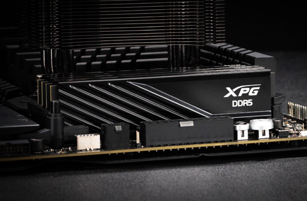 Komputer MAD DOG Powered By Gigabyte AORUS301-I20DR64 Moduły pamięci RAM zamontowane na płycie głównej. Kolorowe światło przechodzi płynnie od niebieskiego do fioletowego, pamięć RAM, taktowanie, opóźnienia, radiator