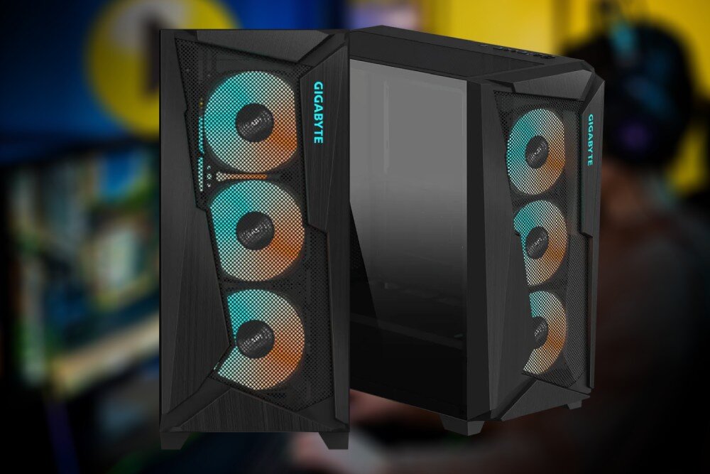 Komputer MAD DOG Powered By Gigabyte AORUS301-I21WR64WH Obudowa komputera z trzema podświetlanymi wentylatorami z przodu, umieszczonymi za siatkowanym panelem z logo 'Gigabyte'. Obok znajduje się widok boczny tej samej obudowy z przezroczystym panelem bocznym, cechy, zalety, testy