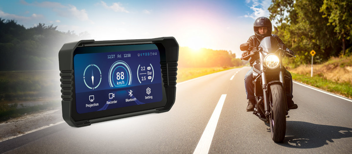 NAVITEL MS850 Dual - Motocykl na drodze w słoneczny dzień, duży ekran przed pojazdem prezentujący elektroniczny panel z prędkościomierzem, kompasem i dodatkowymi funkcjami