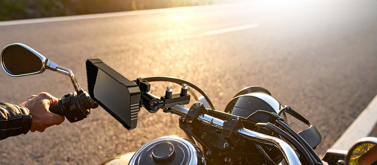 NAVITEL MS850 Dual NAVITEL MS850 Dual wideorejestratora z dwoma kamerami, cyfrowego prędkościomierza, kompasu oraz systemu monitorowania ciśnienia i temperatury opon łączności Wi-Fi Bluetooth Apple CarPlay, Android Auto, AirPlay i Mirror Cast odporna na wodę i kurz konstrukcja - Kierownica motocykla z zamontowanym uchwytem i ekranem