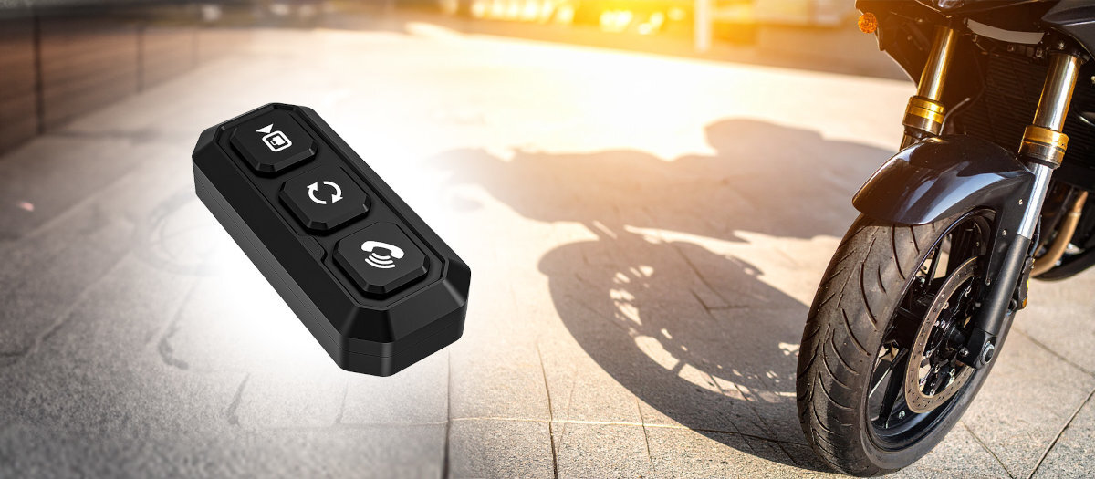 NAVITEL MS850 Dual NAVITEL MS850 Dual dwóm kamerom Full HD Przednia kamera sensorem IMX307 STARVIS kątem widzenia 145° tylna 140° 6-warstwowe szklane soczewki odporność IP67 - Czarny pilot bezprzewodowy z trzema przyciskami na rozświetlonym tle z motocyklem i jego cieniem na chodniku