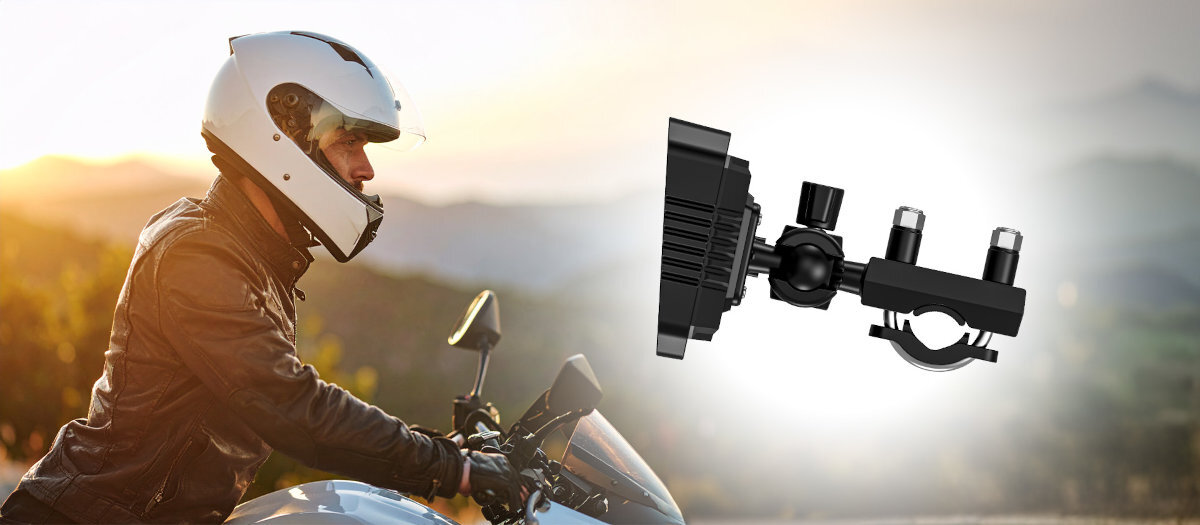 NAVITEL MS850 Dual modułom Bluetooth i Wi-Fi smartfonem planowanie trasy, odbieranie powiadomień, prowadzenie rozmów i słuchanie muzyki NAVITEL MS850 Dual Android Auto i Apple CarPlay Wodoodporny pilot wykonać zdjęcie, odebrać połączenie lub zabezpieczyć ważne nagranie - Motocyklista w białym kasku i skórzanej kurtce podczas jazdy, na tle zachodzącego słońca, obok czarny uchwyt montażowy do kierownicy.