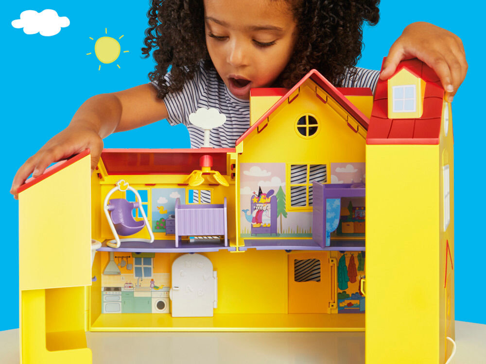Zestaw figurek HASBRO Świnka Peppa Duży dom rodzinny Peppy G05085L0 Zbliżenie na dziecko bawiące się dużym, żółtym domkiem Peppa Pig o modułowej konstrukcji. Dziecko trzyma dłońmi dach zabawki, zaglądając do środka, gdzie widać fioletowe łóżeczko, huśtawkę oraz kolorowe grafiki wyposażenia kuchni i sypialni na ścianach.