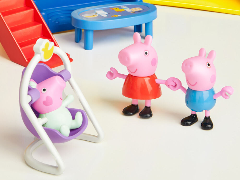 Zestaw figurek HASBRO Świnka Peppa Duży dom rodzinny Peppy G05085L0 Zbliżenie na figurki z zestawu Peppa Pig ustawione na białym blacie. Na pierwszym planie mała świnka w błękitnym ubranku leży w fioletowym leżaczku-bujaczku. Obok stoją figurki Peppy w czerwonej sukience i George'a w niebieskim ubranku. W tle widać fragmenty niebieskich mebelków.