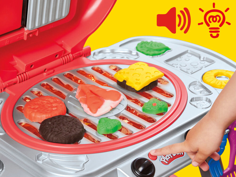 Ciastolina PLAY-DOH Skwierczący grill G05005L0 Play-Doh Skwierczący Grill: Dziecko naciska czerwony przycisk aktywujący funkcje dźwiękowe i świetlne. Na srebrnym ruszcie leżą uformowane z ciastoliny potrawy: burgery, stek, ser i warzywa.