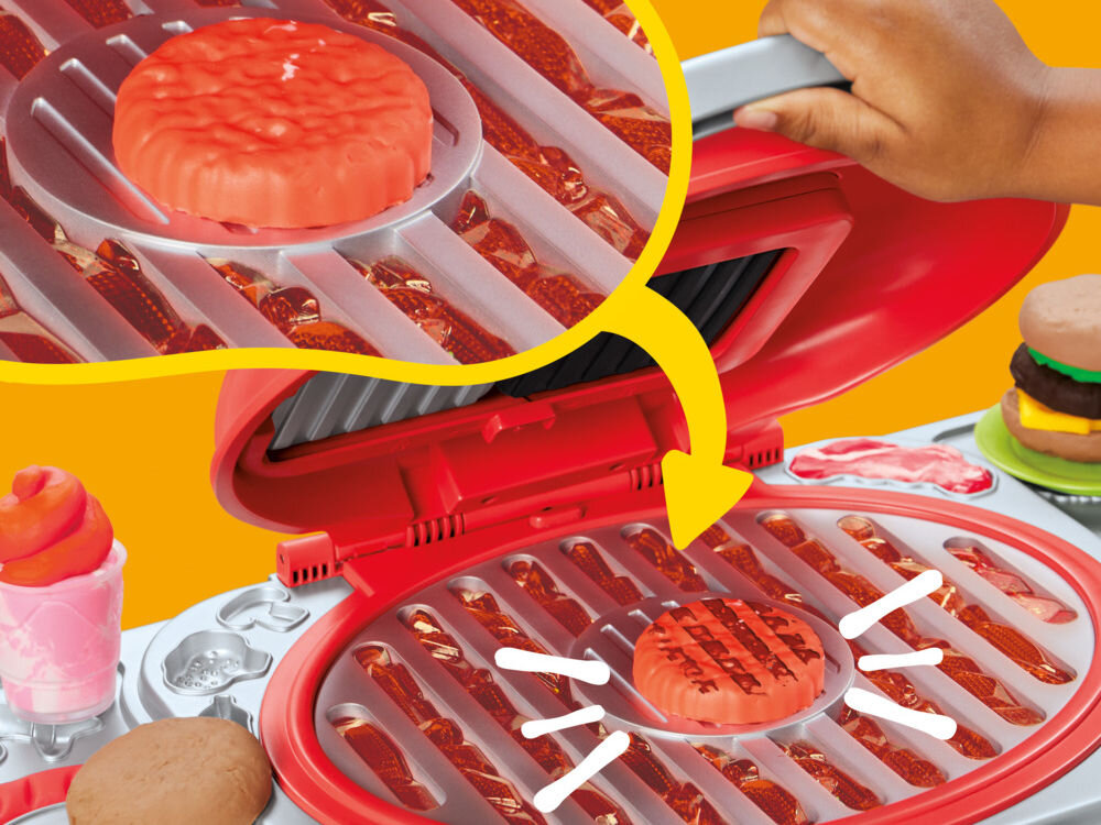 Ciastolina PLAY-DOH Skwierczący grill G05005L0 Prezentacja funkcji odciskania: Czerwony placek ciastoliny (burger) zyskuje prążki grilla po naciśnięciu formy. Gotowy element leży na ruszcie, z wizualnym efektem skwierczenia (białe paski).