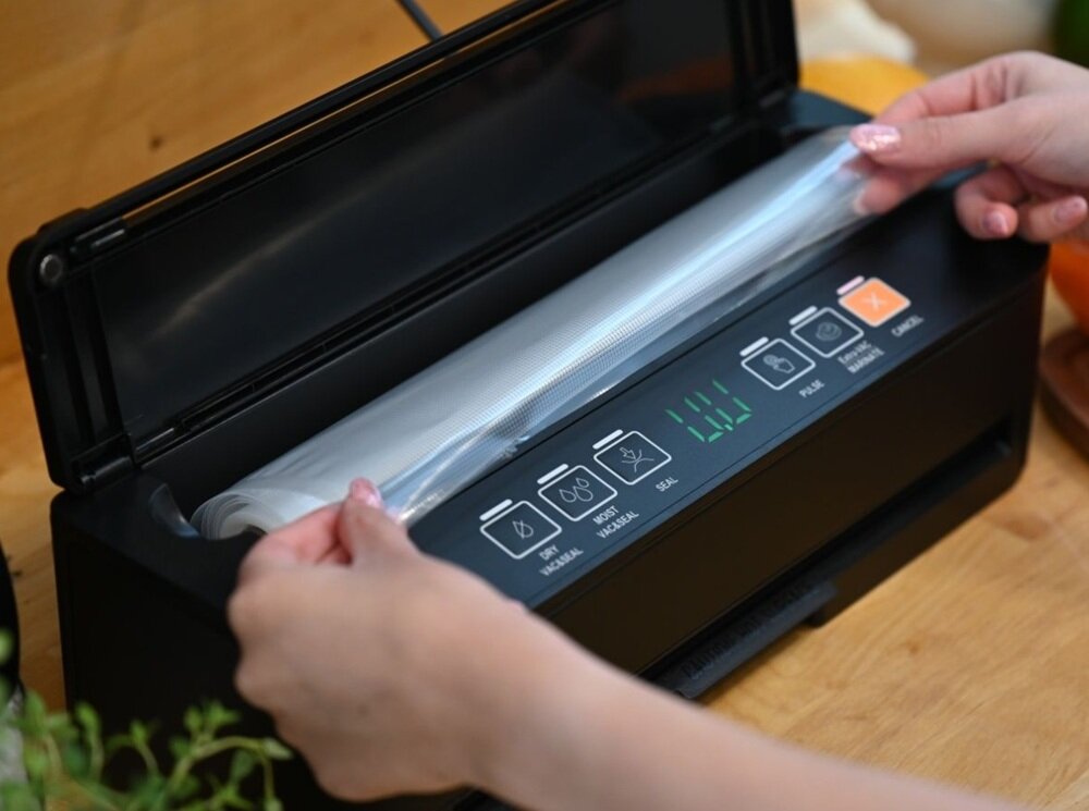 Zgrzewarka próżniowa KOHERSEN Matt Compact wbudowana gilotyna, schowek na folię, utrzymanie porządku, wygodna praca