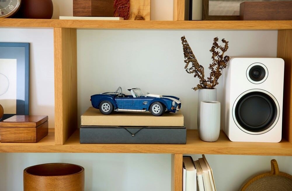 LEGO 10357 Icons Shelby Cobra 427 S-C    kv lifestyle początek opisu sekcja nagłówkowa