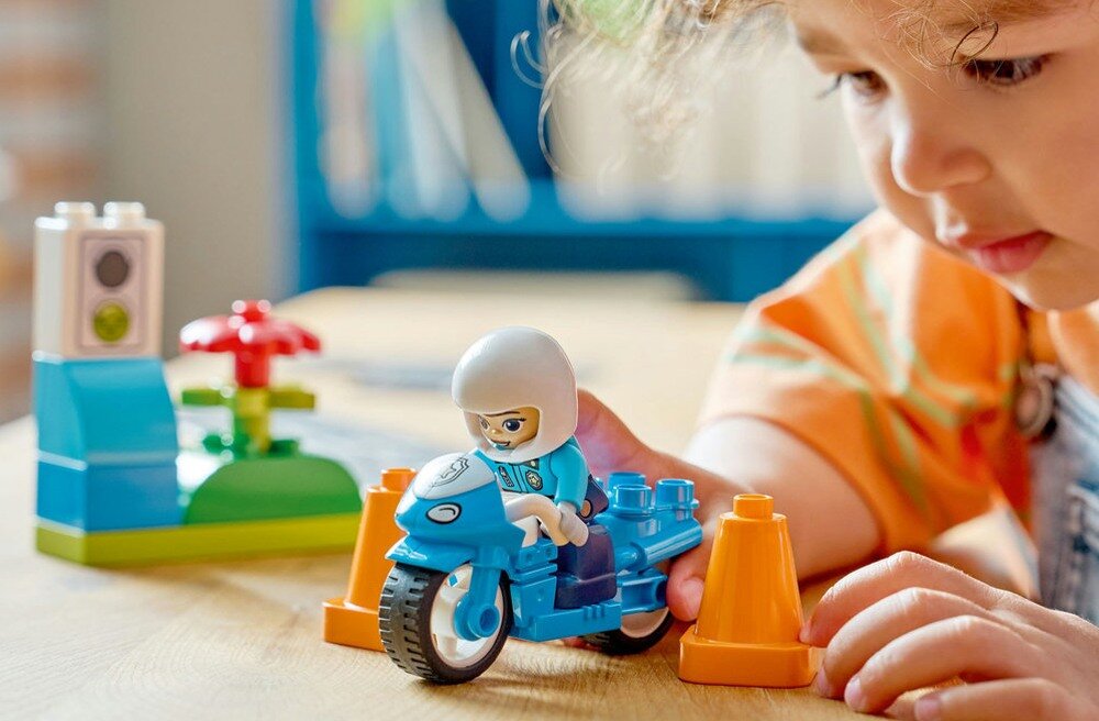LEGO 10471 DUPLO Niebieski motocykl policyjny  czerwone światło oznacza „stop”, a zielone „jedź!” 
