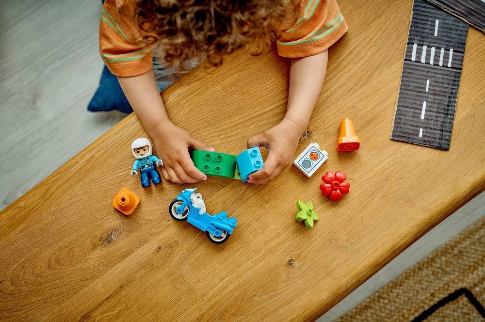 LEGO 10471 DUPLO Niebieski motocykl policyjny  zdolności manualne rozwój dziecka koordynacja umiejętności wyobraźnia 
