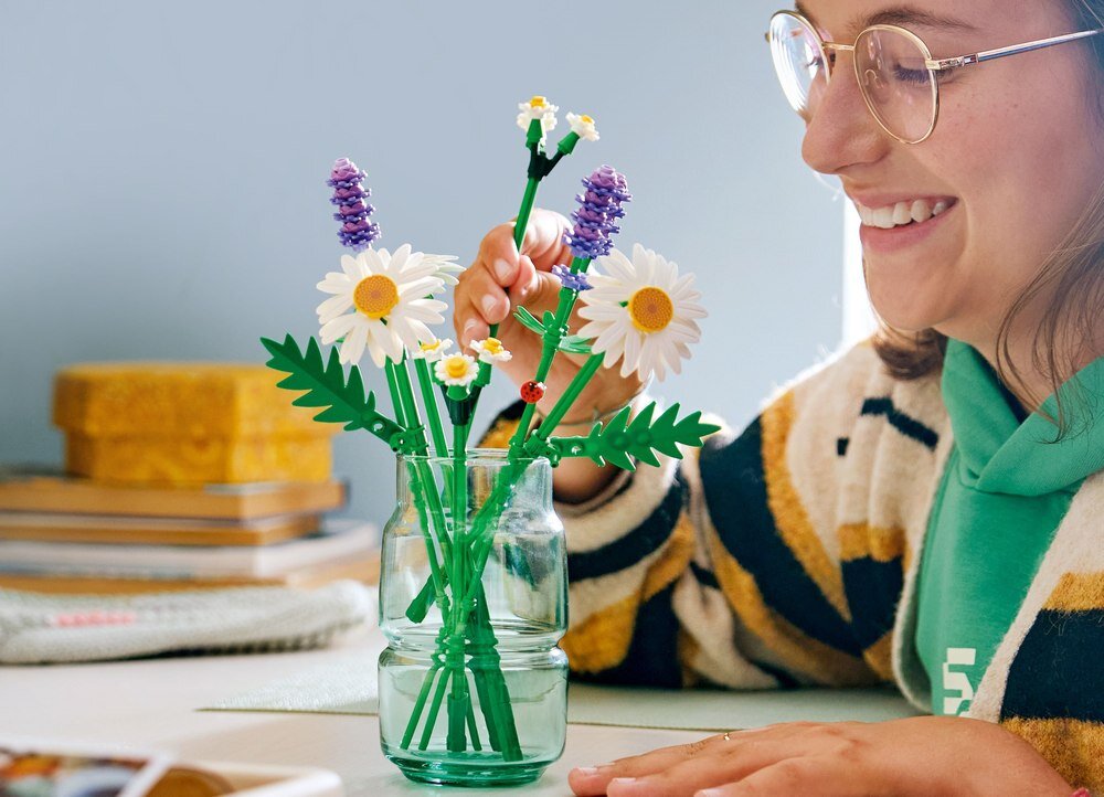 LEGO 11508 ICONS Stokrotki  elementy opis konstrukcji wiek dwie łodygi małych stokrotek, trzy gałązki lawendy
 