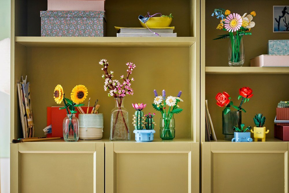 LEGO 11508 ICONS Stokrotki LEGO Botanicals 133 elementy większa stokrotka ma 20 cm wysokości, natomiast mniejsza ma 16 cm wysokości 