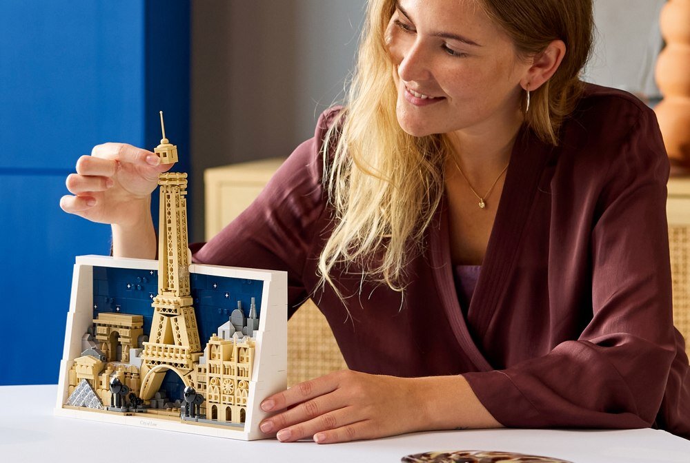 LEGO 21064 Architecture Paryż 30 cm wysokości, 27 cm szerokości i 5 cm głębokości  