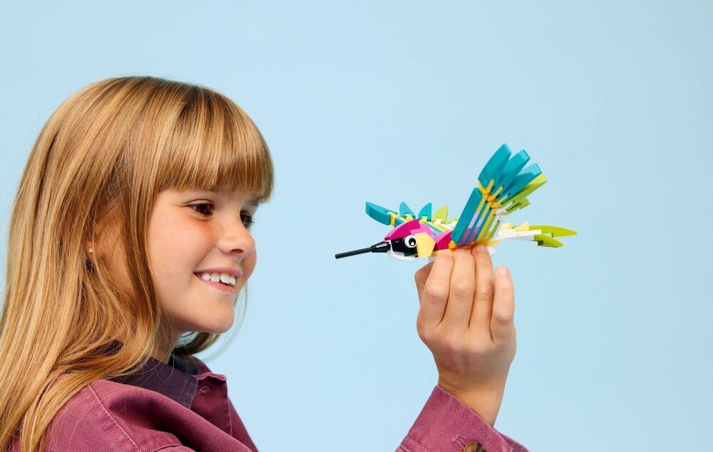 LEGO 31384 Creator Dzikie zwierzęta kolorowy koliber prezent 16 cm wysokości, 19 cm długości i 16 cm szerokości