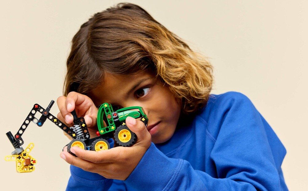 LEGO 42218 Technic John Deere 1470H Harwester kołowy elementy opis konstrukcji wiek LEGO Technic Harwester kołowy John Deere 1470H (42218) John Deere
  