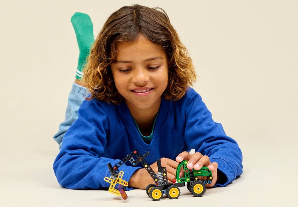 LEGO 42218 Technic John Deere 1470H Harwester kołowy wysięgnik obraca się o 180 stopni zawieszenie wahaczowe i przegubowy układ kierowniczy 