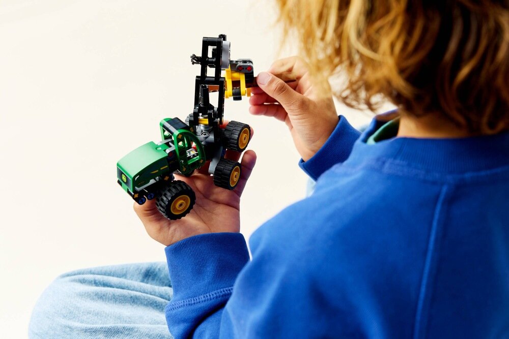 LEGO 42218 Technic John Deere 1470H Harwester kołowy  Kłoda 12 cm wysokości, 19 cm długości i 5 cm szerokości 