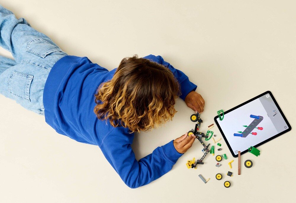 LEGO 42218 Technic John Deere 1470H Harwester kołowy zdolności manualne rozwój dziecka koordynacja umiejętności wyobraźnia 
  