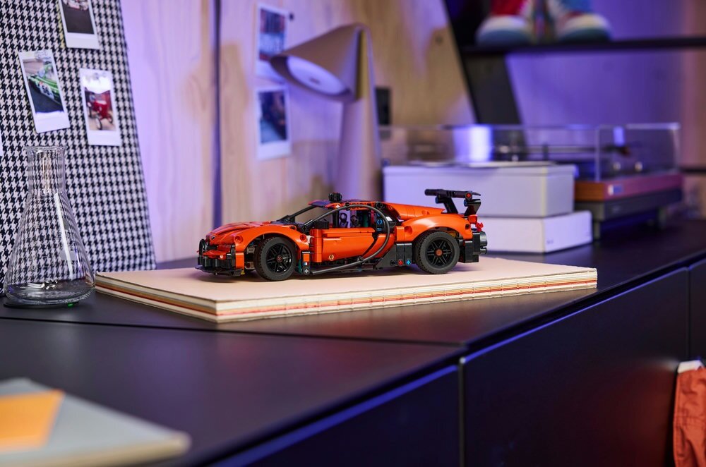 LEGO 42222 Technic hipersamochód Bugatti Chiron Pur Sport   kv lifestyle początek opisu sekcja nagłówkowa